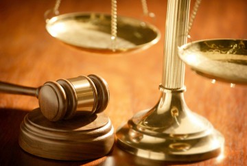 Indivizii care au şantajat o femeie din Constanţa, lăsaţi în libertate